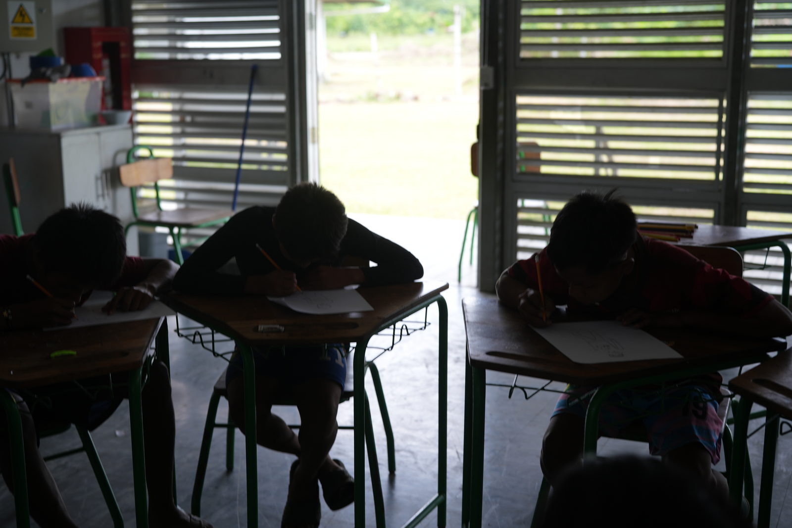 Aula de la institución educativa de Ticumpinía, con la luz entrando por las ventanas.